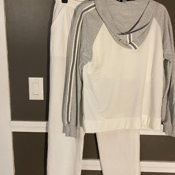 Catalina White 2 piece Pantsuit - Picture 6 of 9